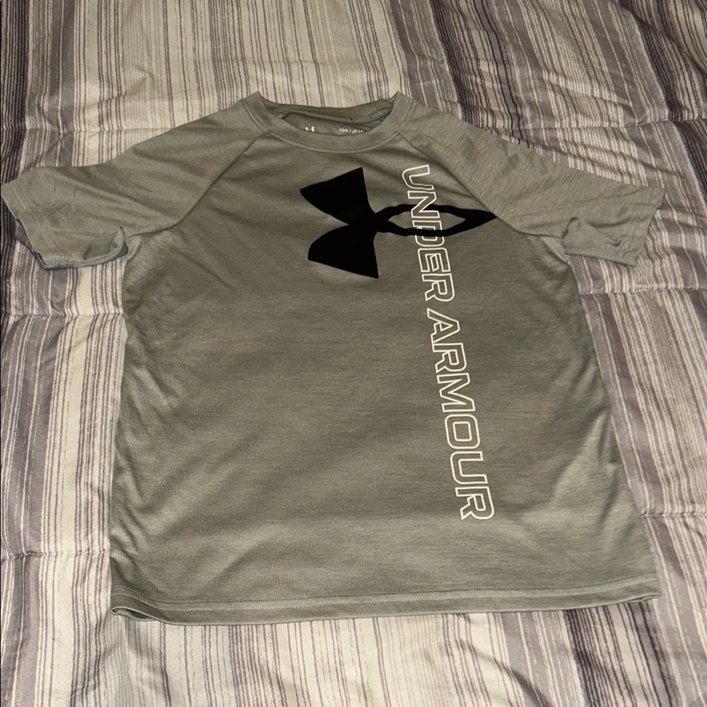 Boys Under Armour Short Sleeve Tee in Gray and Black size small